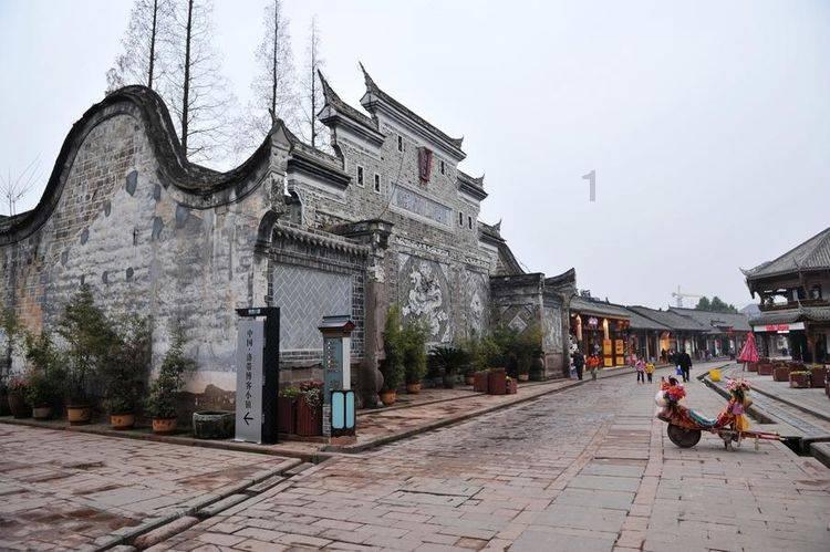 笑脸球的冒险之旅